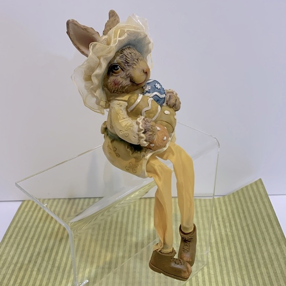 Sitting bunny resin figurine swinging legs - Picture 3 of 14